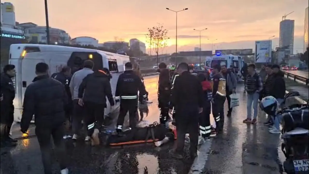 Maltepe D-100de servis minibüsü devrildi: 2si ağır 5 yaralı