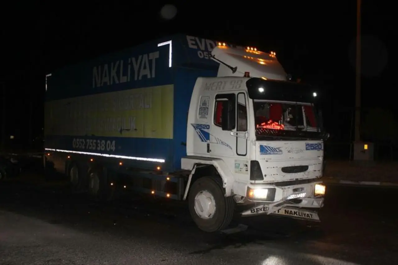 Kamyon ile hafif ticari araç çarpıştı; 1 ölü, 2si ağır 8 yaralı