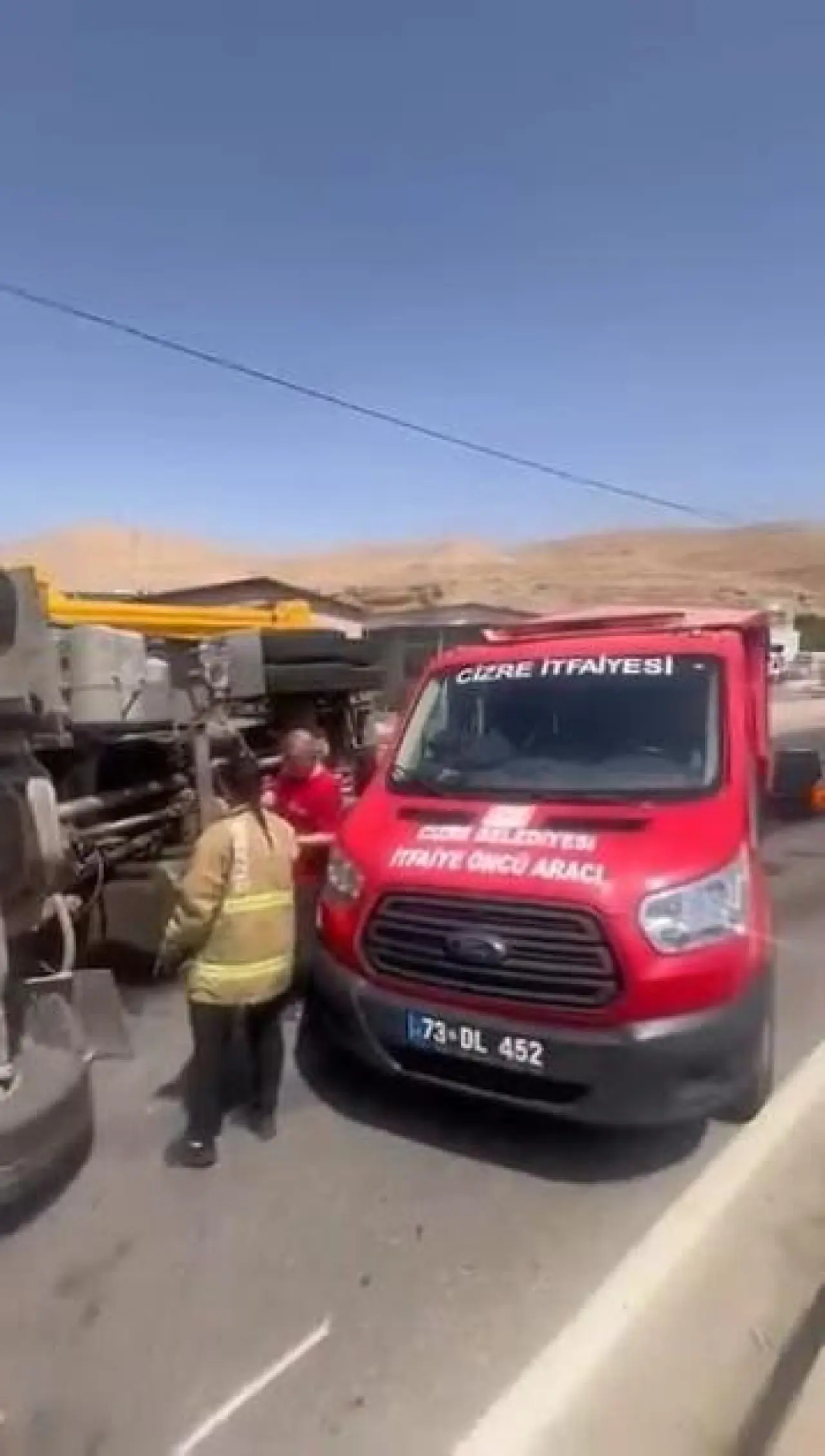 Yangına giden itfaiye aracı devrildi: 5 yaralı