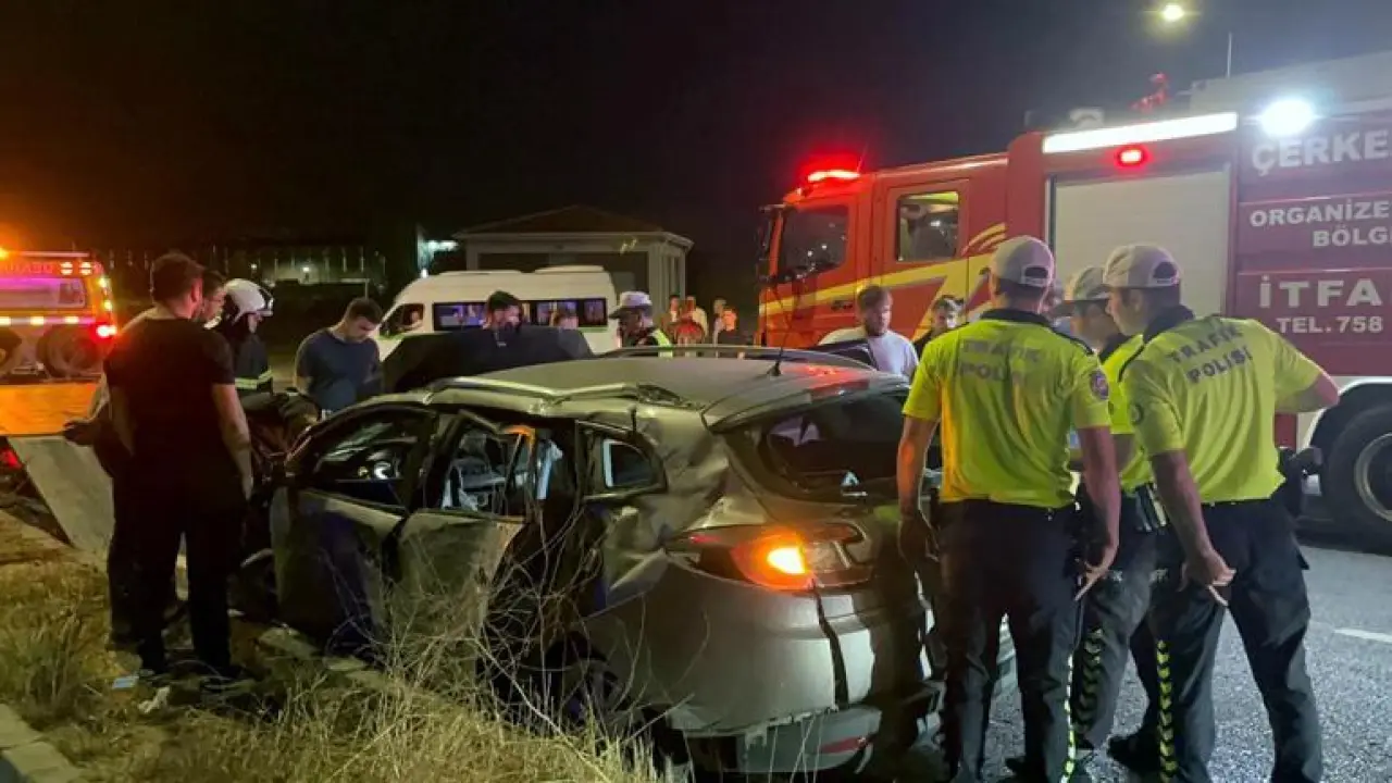 Tekirdağda otomobil, aydınlatma direğine çarptı: 1 ölü, 2 yaralı