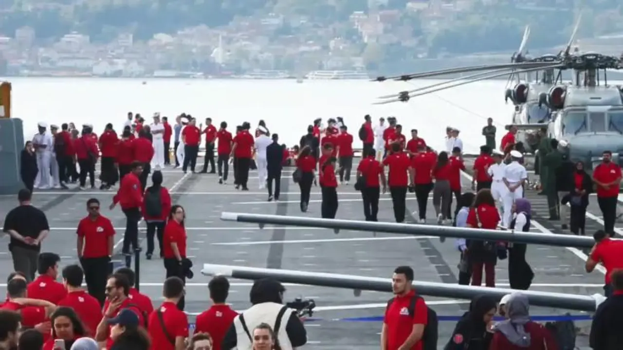 TCG Anadolu Mavi Vatan Boğaz Geçişi için Sarayburnundan demir aldı