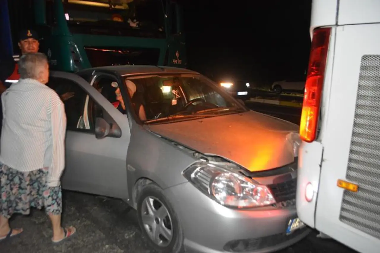 Ayvalıkta kırmızı ışıkta zincirleme kaza: 1 ölü, 3 yaralı