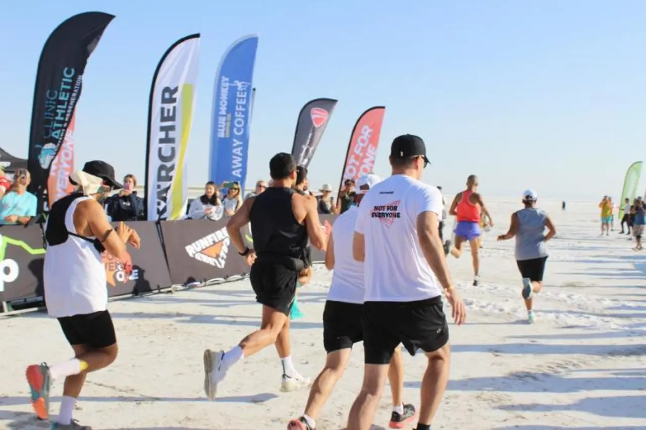 Runfire Salt Lake Ultra Trail Maratonu, Tuz Gölünde renkli görüntülerle başladı