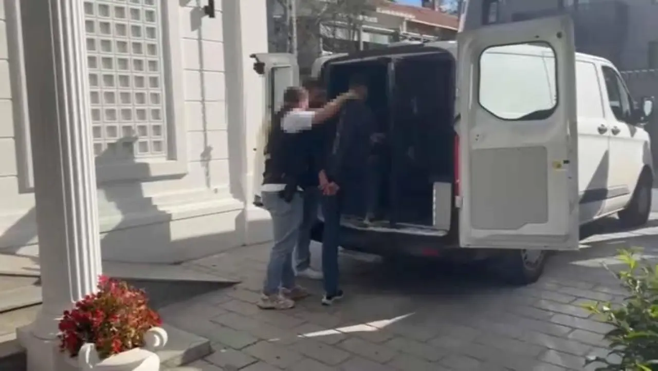 Beşiktaşta şüphe üzerine durdurulan otomobilin gizli bölmesinden uyuşturucu çıktı