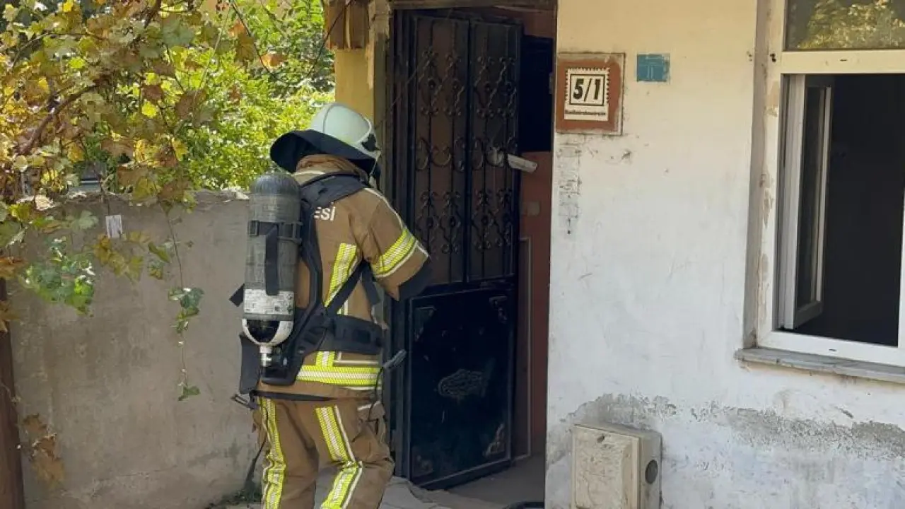Yangında mahsur kalan kadını, itfaiye ekipleri kurtardı