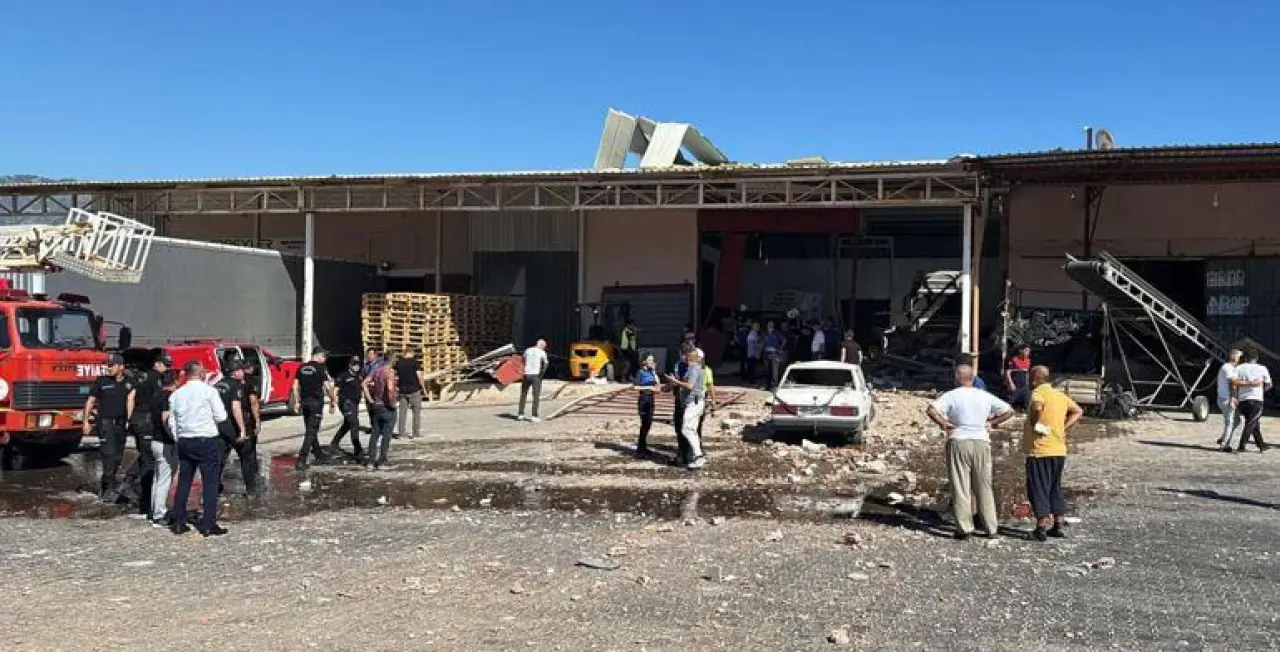 Antalyada, toptancı halindeki iş yerinde patlama