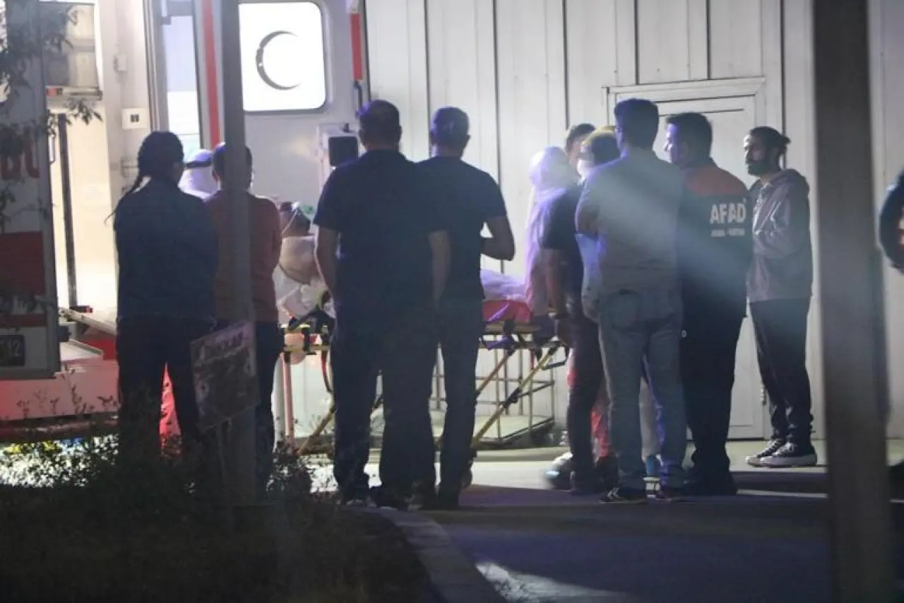 Yabancı plakalı otomobilin yakıt deposundan şüpheli madde çıktı; 9 polis zehirlendi