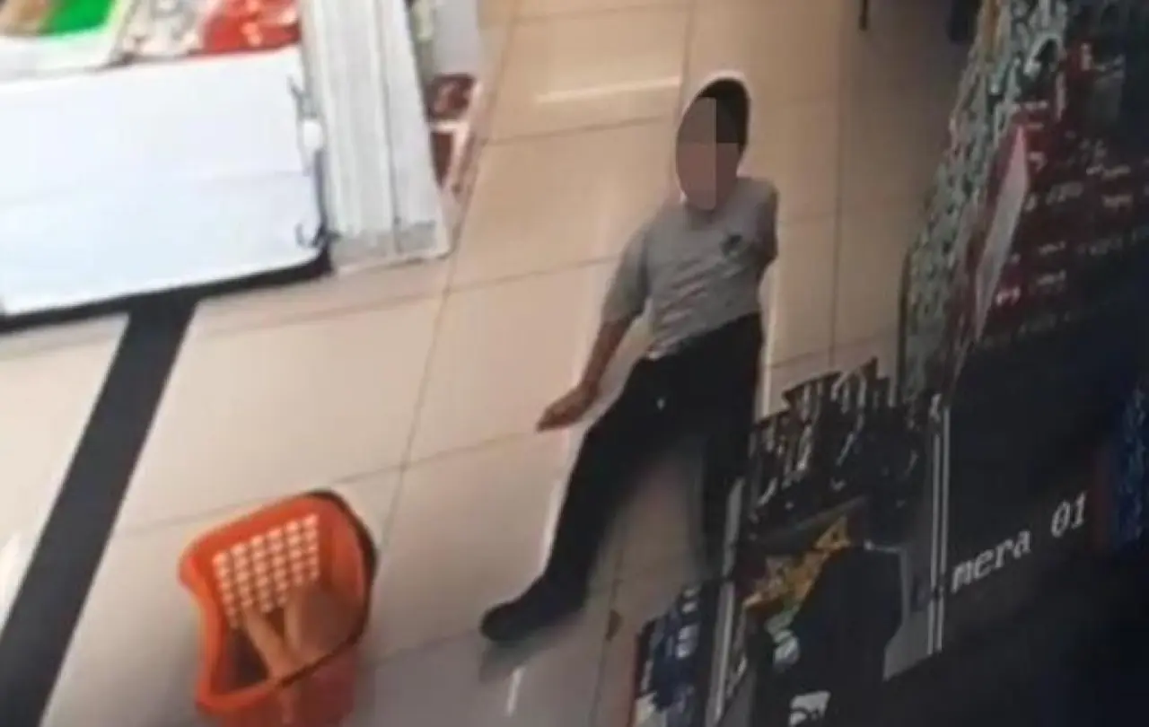 Markette otizmli çocuğa vurup düşürdü; o anlar kamerada