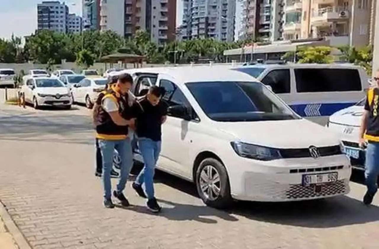 Balkondan sokağa çöp atıp, tepki gösteren temizlik işçisini darbettiler