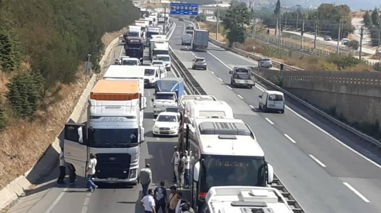 Yağ yüklü TIR devrildi; yol ulaşıma kapandı