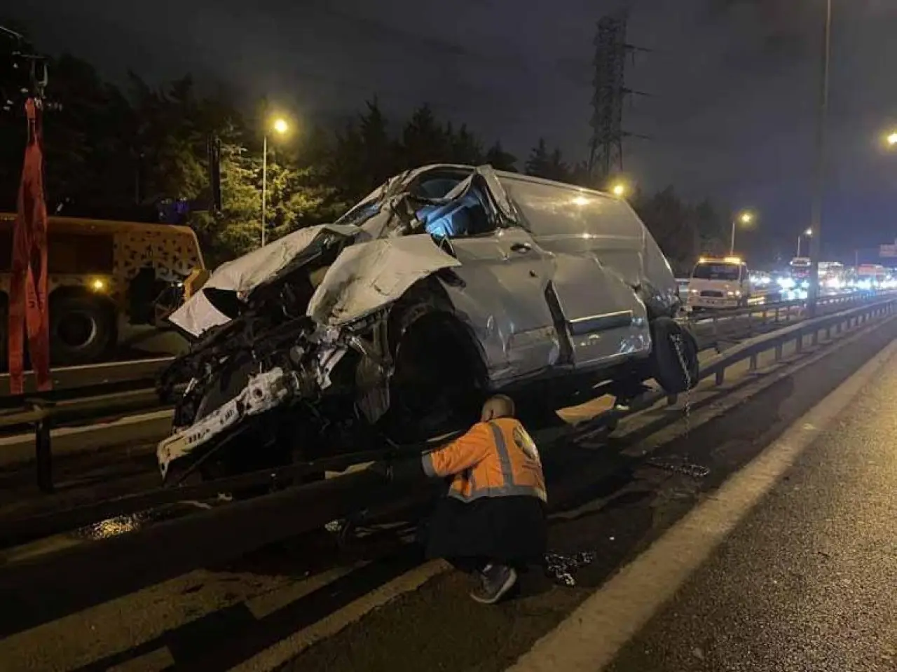 Ümraniyede, bariyerlere çıkan hafif ticari aracın sürücüsü yaralandı