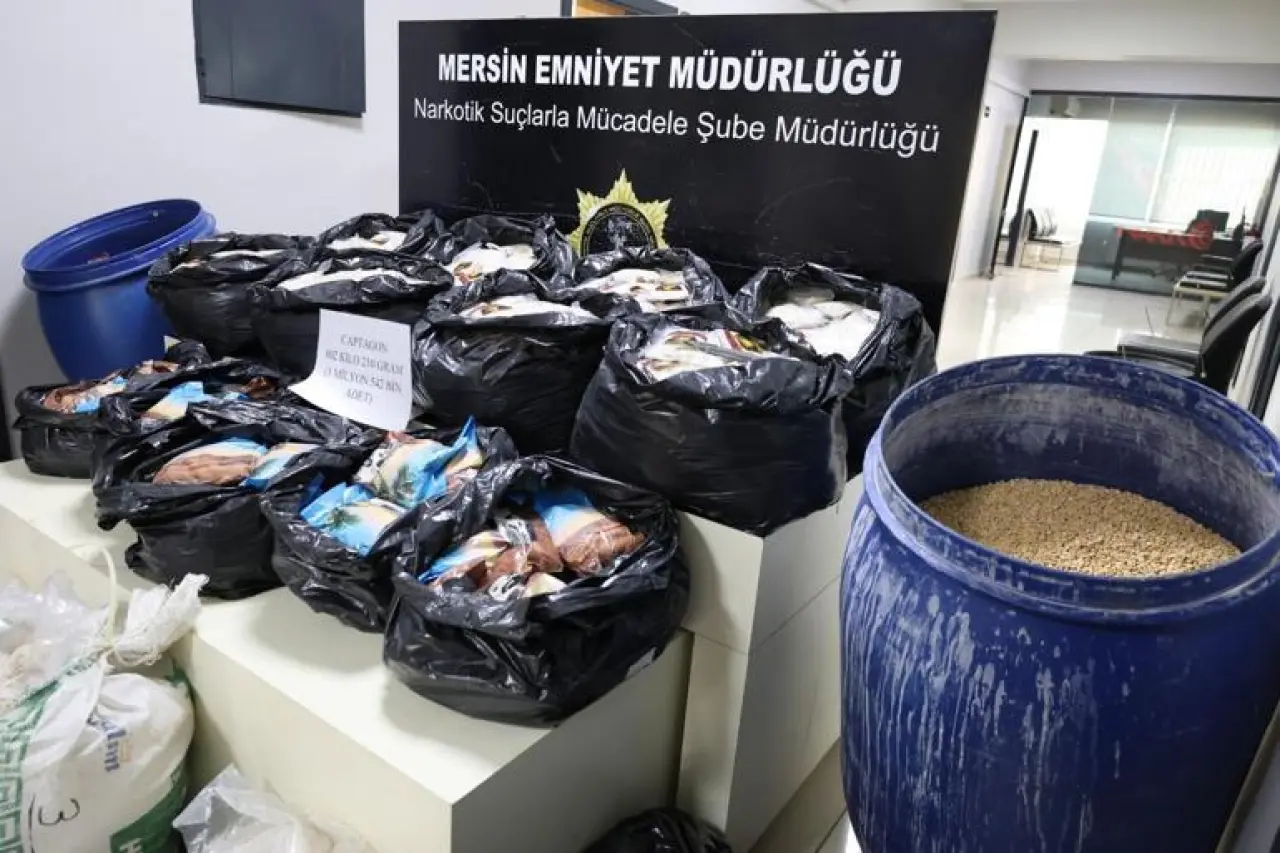 Mersinde 3,5 milyon uyuşturucu hap ele geçirilen operasyonda 8 şüpheli adliyede