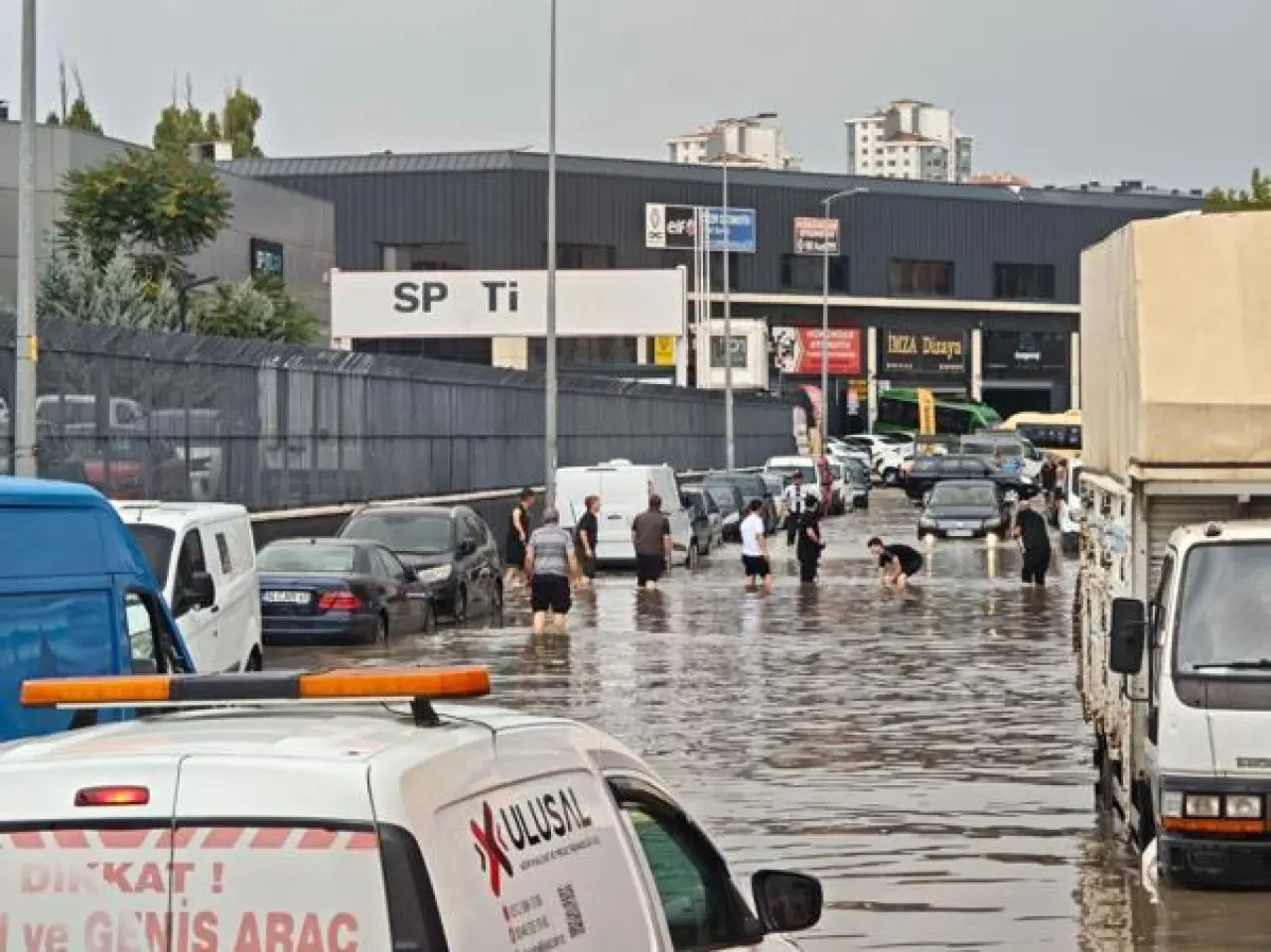 Ankarada sağanak etkili oldu; yollar göle döndü