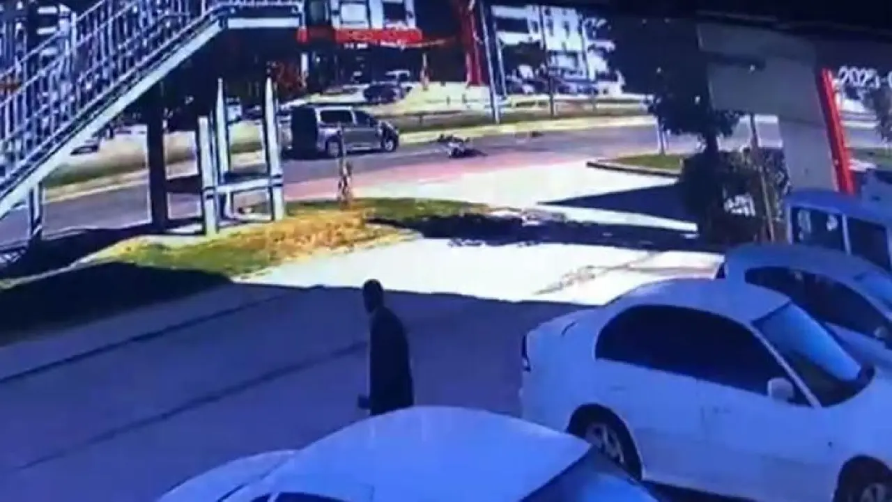 Hafif ticari araç, anne ve 2 çocuğuna çarptı; o anlar kamerada