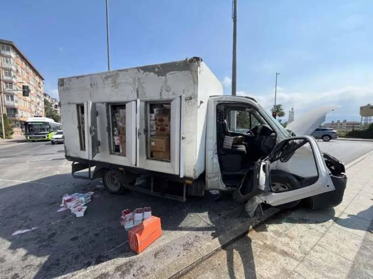 Kavşakta belediye otobüsü ile kamyonet çarpıştı; 1’i çocuk, 5 yaralı