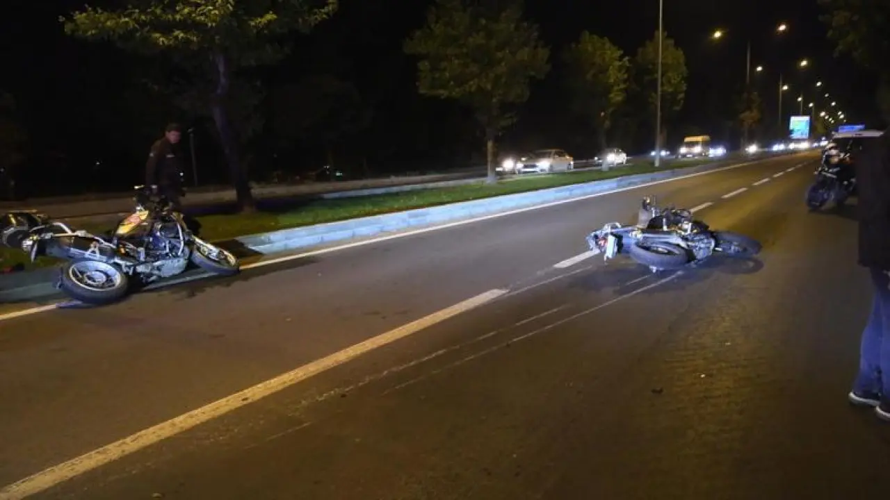 Refüjdeki çimler sulanırken, ıslanan yolda motosikletli iki yunus ekibi kaza yaptı: 4 yaralı