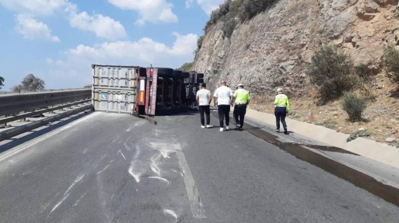 Yağ yüklü TIR devrildi; yol ulaşıma kapandı