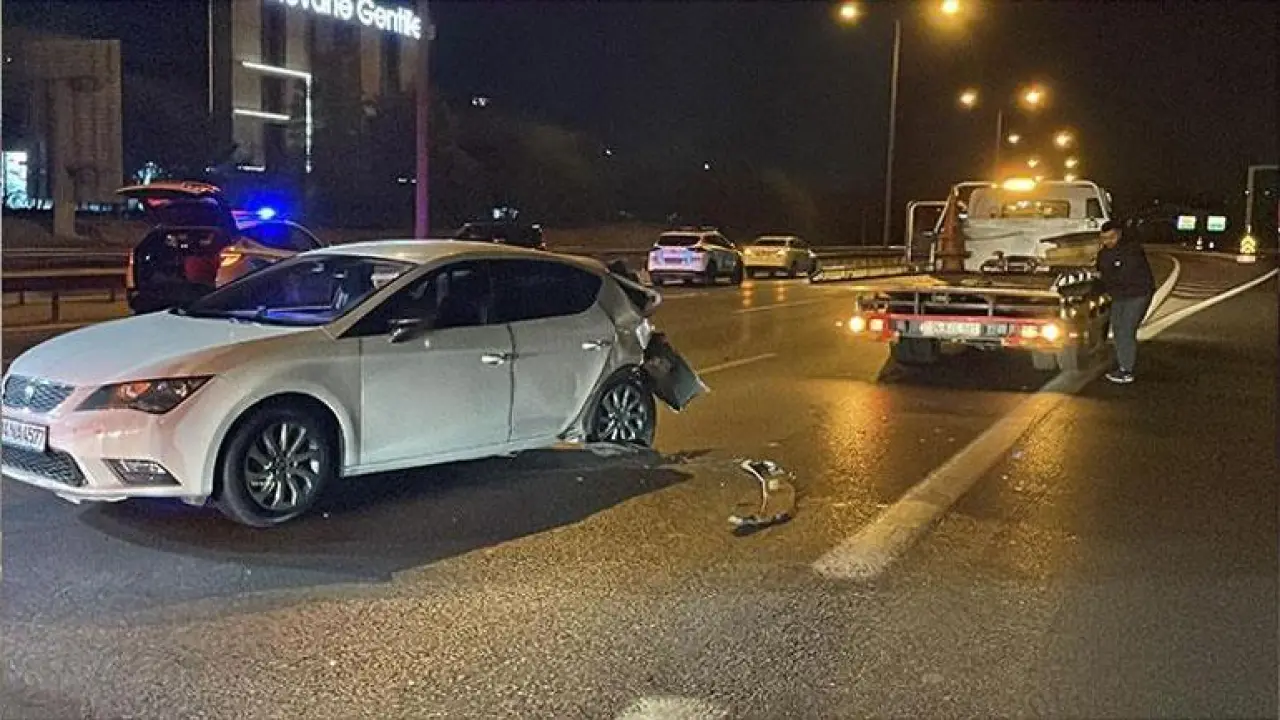 Sultangazide otomobile çarpan sürücü kaçtı; yaralı hastaneye kaldırıldı