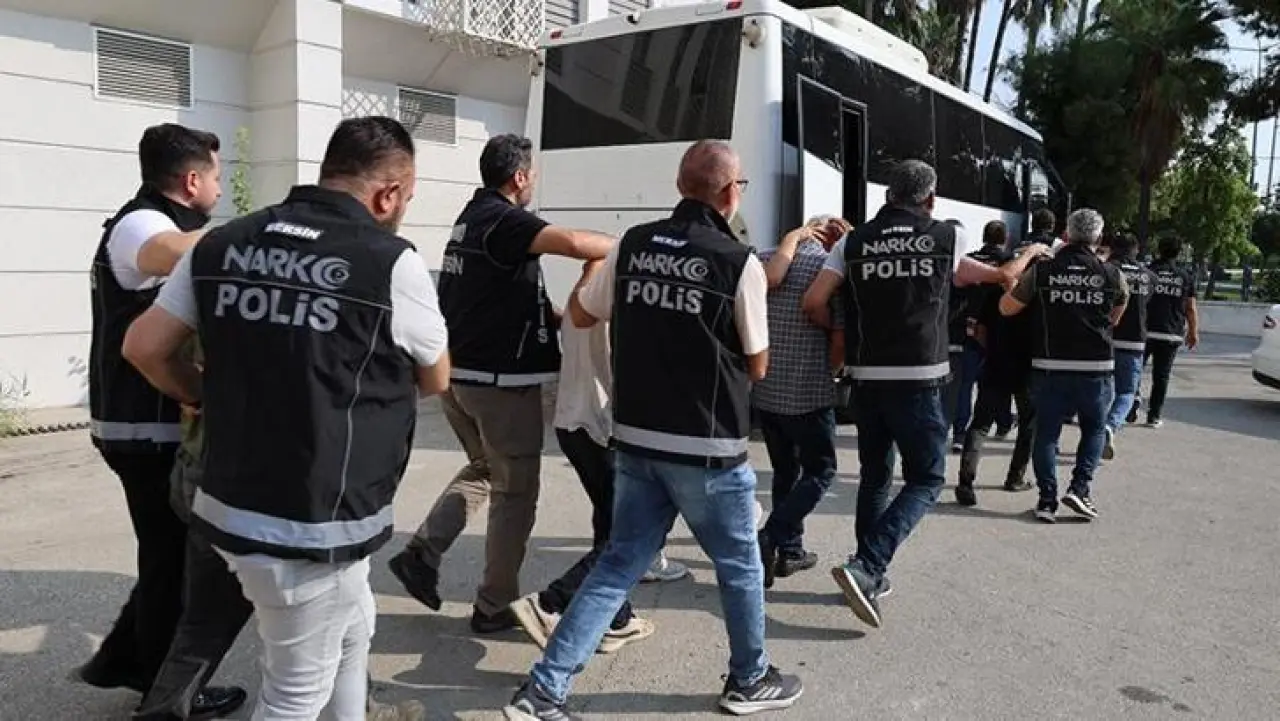 Mersin'de 3,5 milyon uyuşturucu hap ele geçirilen operasyonda 8 şüpheli adliyede