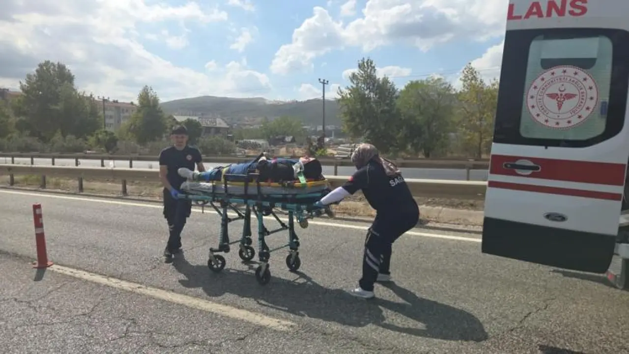 Otobüs, gemi çapası taşıyan TIR’a çarptı: 3 yaralı