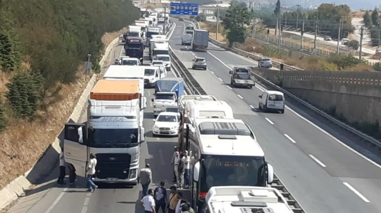Yağ yüklü TIR devrildi; yol ulaşıma kapandı