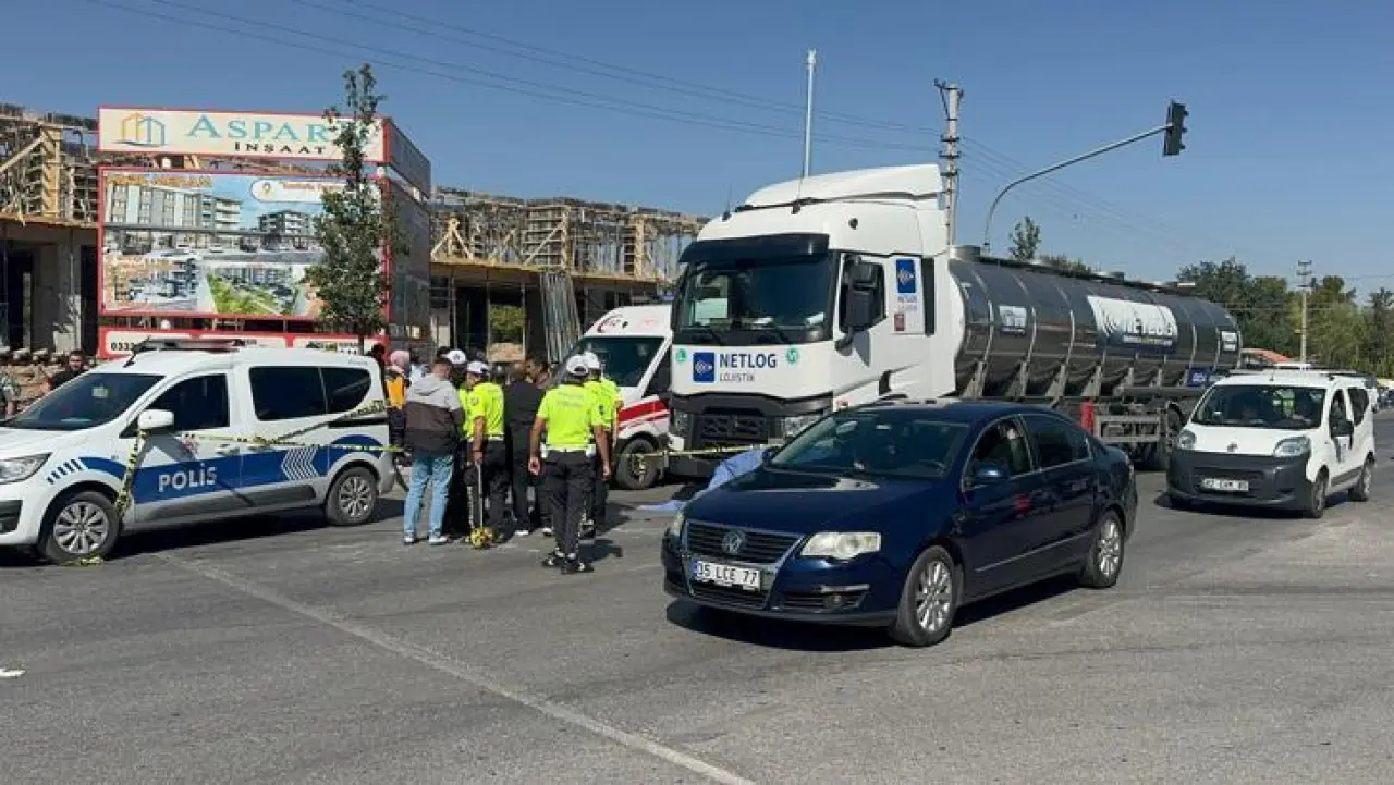 Tekerlekli sandalyedeki kızını yolun karşısına geçirmek isterken TIR çarptı
