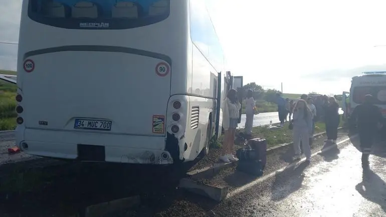 Aksarayda tur otobüsü kaza yaptı: 16 yaralı