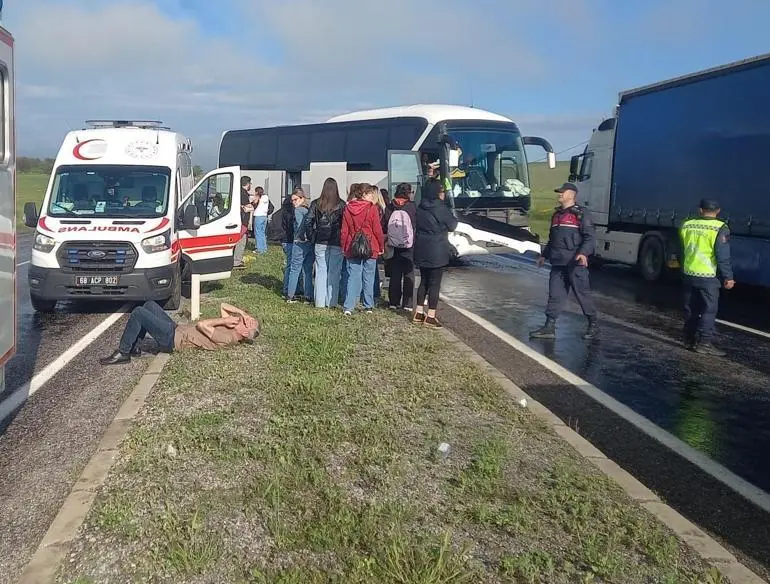 Aksarayda tur otobüsü kaza yaptı: 16 yaralı