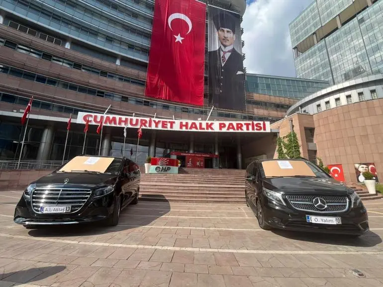 CHPde Özgür Özelin makam araçları satılığa çıkarıldı