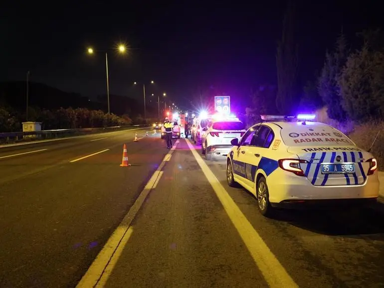 İzmir’de su kanalına girip takla atan hafif ticari araç şarampole devrildi: 2 ölü