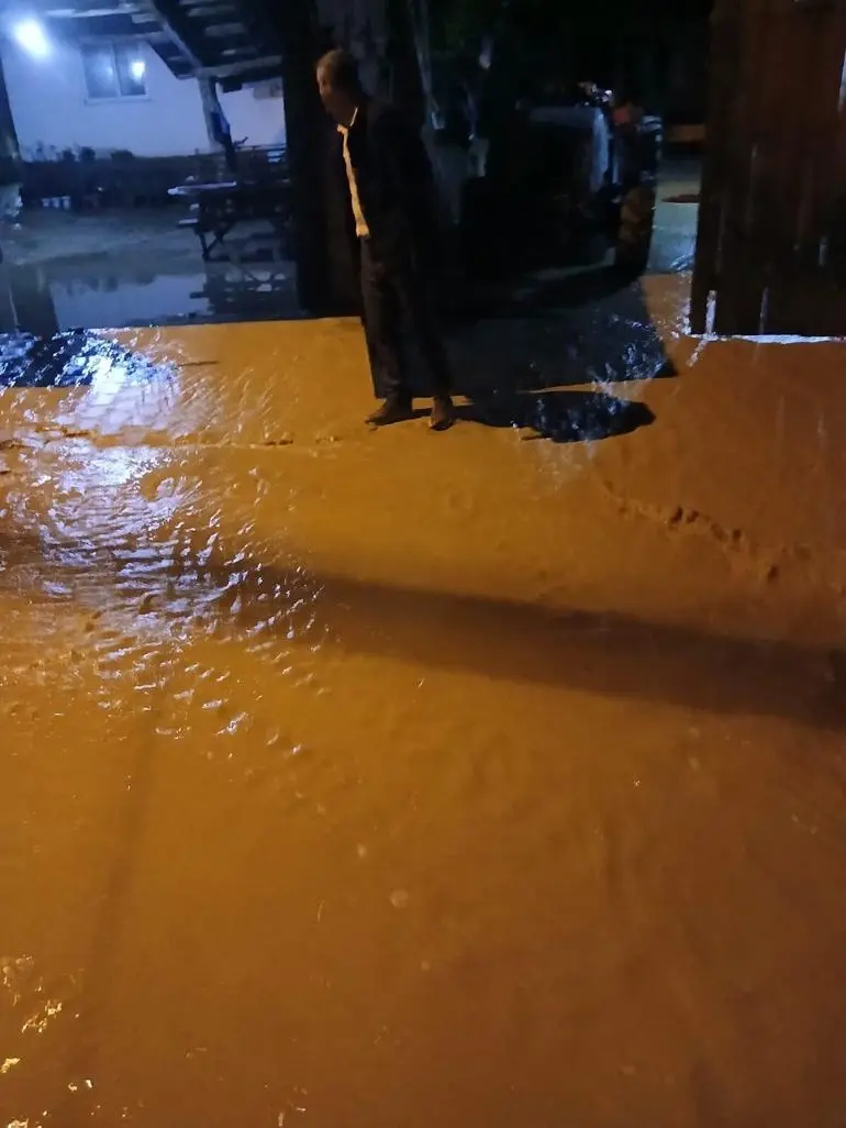 Bursada sağanak hayatı olumsuz etkiledi; bazı evleri su bastı