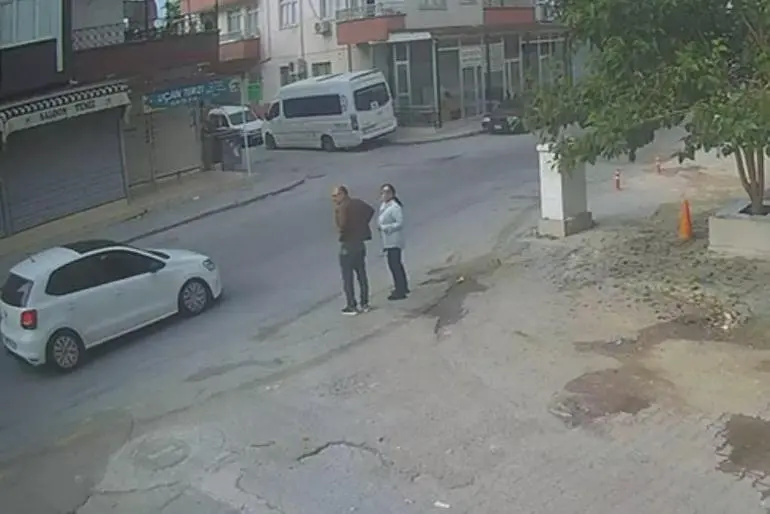 Yakınına el sallarken yola çıktığı sırada otomobil çarptı