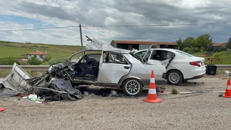 Kırıkkalede iki otomobil çarpıştı: 2 ölü, 7 yaralı