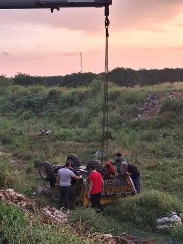 Devrilen traktörün altında yaşamını yitirdi