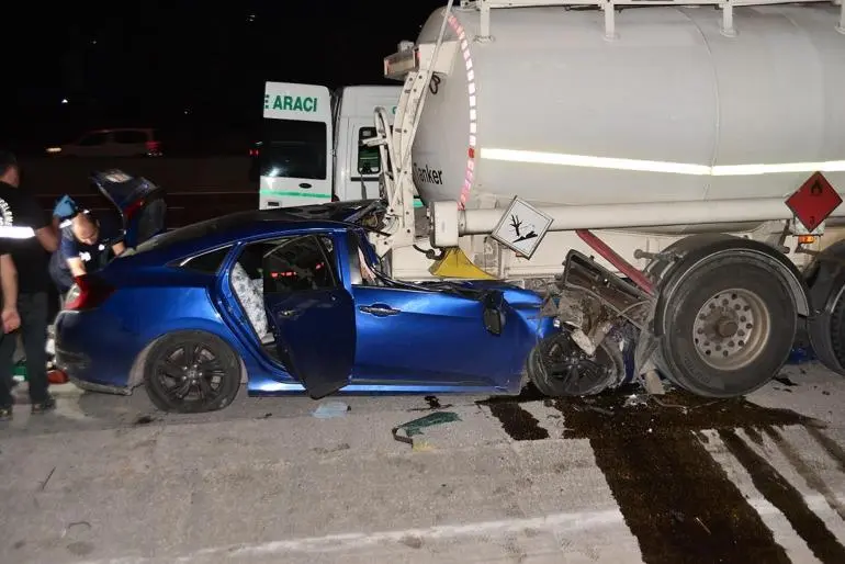 Adanada tankerle çarpışan otomobildeki baba öldü, 2 çocuğu yaralandı