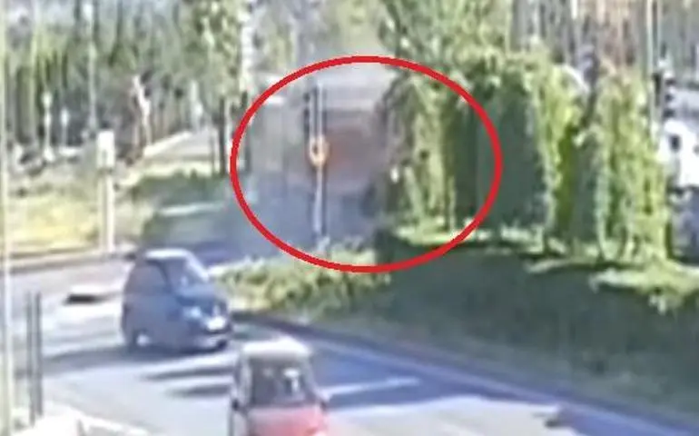 Kamyon ile tramvayın çarpışması kamerada; 5 yaralı