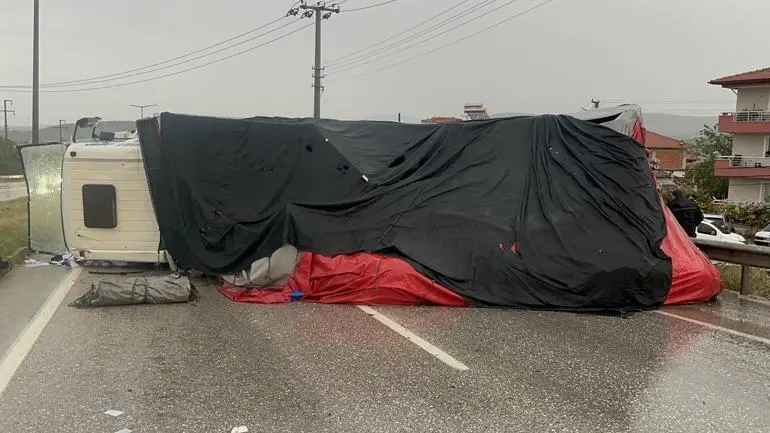 Manisa’da üç aracın karıştığı zincirleme kaza: 2 ölü, 4 yaralı