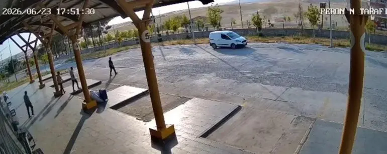 Takla atan otomobildeki 2 kişi, ağır yaralandı; kaza kamerada