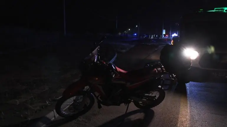 Kaldırıma çarpan motosiklet metrelerce savruldu: 1 ölü