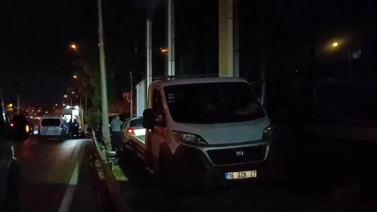Bursada otomobil ile kamyonet çarpıştı: 2 yaralı
