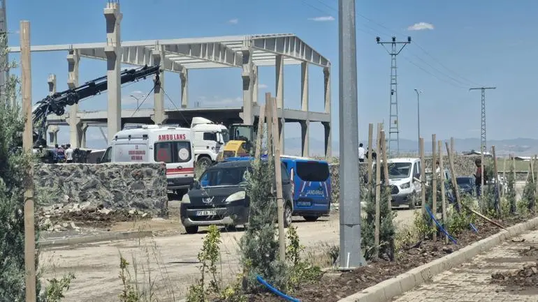 Fabrika inşaatında beton blok, işçilerin üzerine düştü: 1 ölü, 1 yaralı