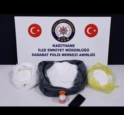Kağıthane’de uyuşturucu deposuna çevrilen aile binasına baskın: Peçeteye sarıp yutuyoruz