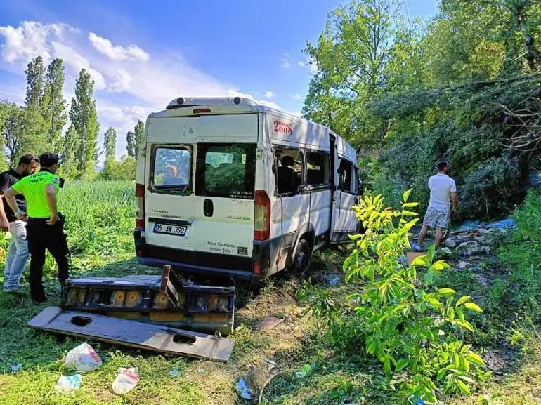 Minibüs şarampole yuvarlandı: 8 yaralı