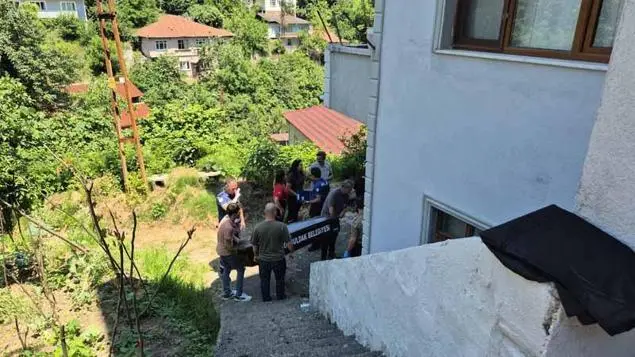 Sağlık memuru evinde ölü bulundu