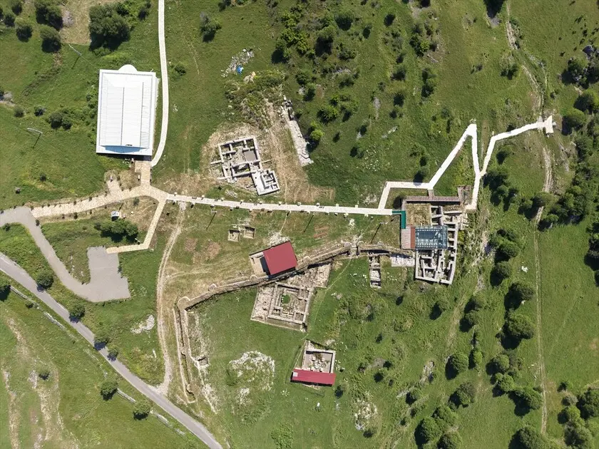 Karabük'teki antik kentte 1750 yıllık pitos mezar bulundu