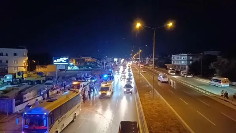 Bursada servis midibüsü ile otomobil çarpıştı: 6 yaralı