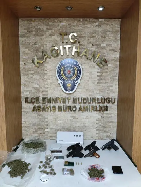 Kağıthane’de aile evi görünümlü zula evine baskın: Anne ve oğlu yakalandı; 5 tabanca ve uyuşturucu bulundu