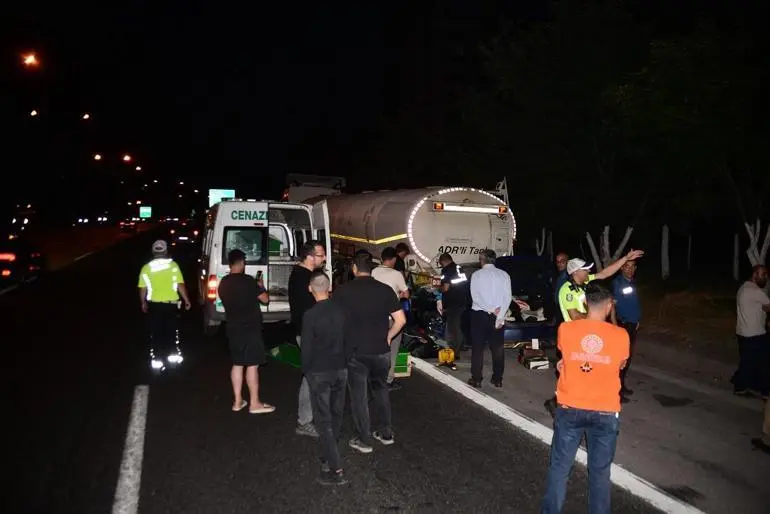 Adanada tankerle çarpışan otomobildeki baba öldü, 2 çocuğu yaralandı