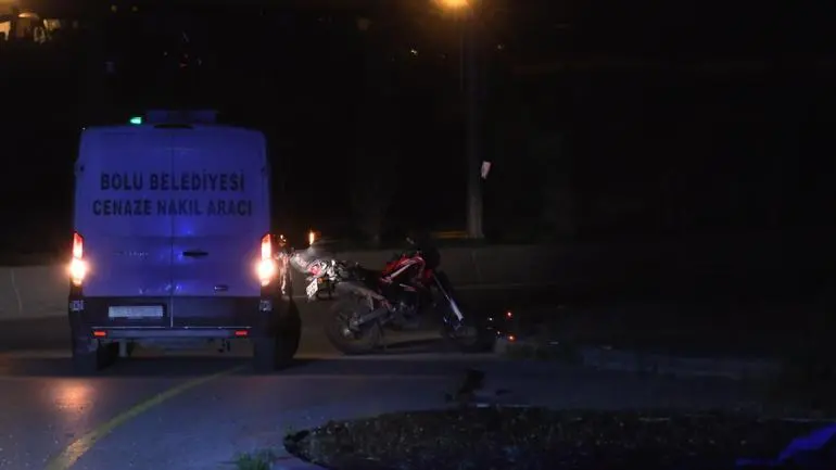 Kaldırıma çarpan motosiklet metrelerce savruldu: 1 ölü