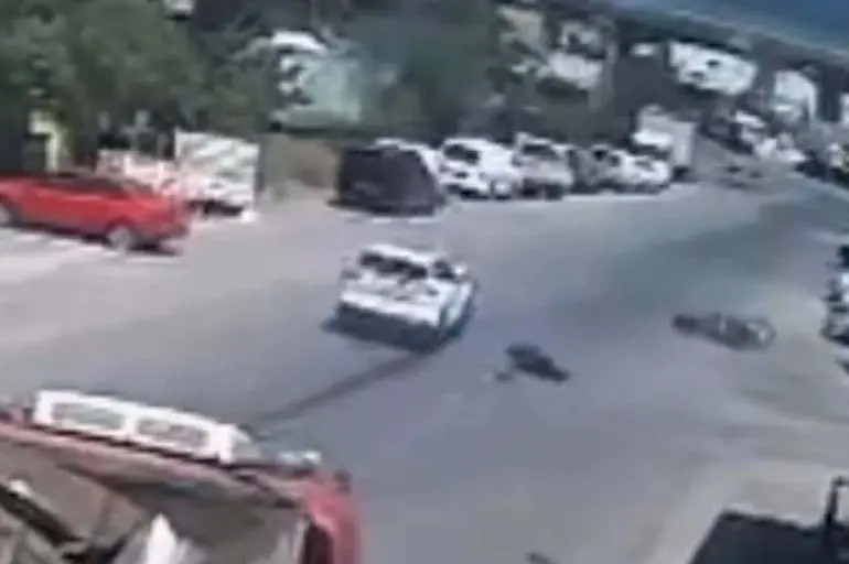 15 yaşındaki sürücünün çarptığı motosikletin sürücüsü ağır yaralandı; kaza anı kamerada